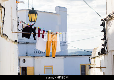 Vêtements en train de sécher dehors dans une rue d'Elvas, Portugal Banque D'Images