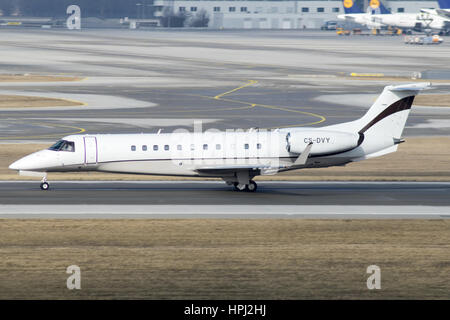 Jet Privé lors du décollage à l'aéroport de Munich, Allemagne Banque D'Images