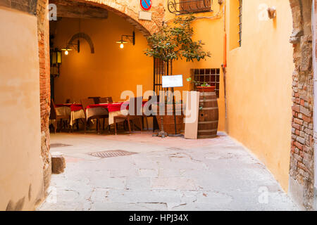 Belle ruelle traditionnelle avec des maisons de ville à Montepulciano en Toscane Banque D'Images