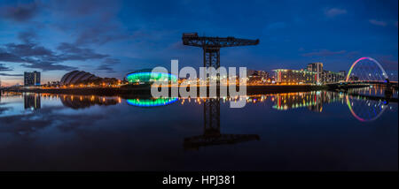 Une vue panoramique sur la rivière Clyde à Glasgow avec l'Finnieston Bridge dans le centre. Glasgow, Ecosse Banque D'Images