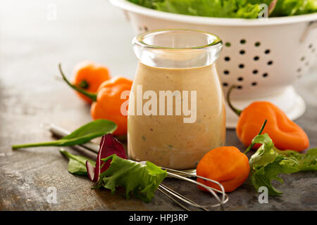 Ranch de Sriracha sauce salade avec hot peppers Banque D'Images