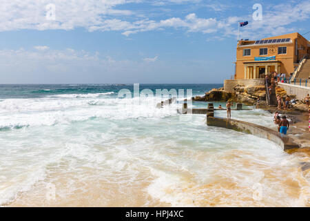 Ross Jones memorial ocean piscine à Coogee Beach et Coogee Surf Life Saving Club à Sydney, Nouvelle Galles du Sud, Australie Banque D'Images