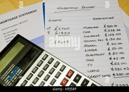 Budget des ménages avec une calculatrice hypothécaire et déclaration Banque D'Images
