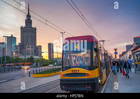 Plac Defilad square, tramway, au coin de la rue Marszalkowska à Al.Jerozolimskie, Varsovie, Pologne Banque D'Images