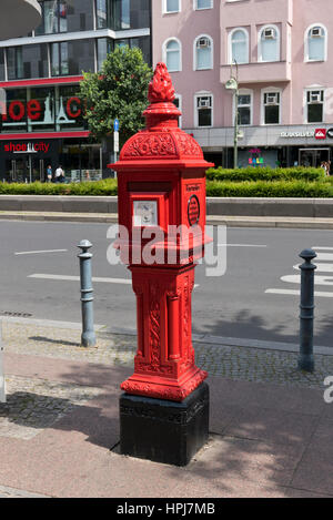 Une vieille borne-fontaine sur la rue, Berlin, Allemagne Banque D'Images