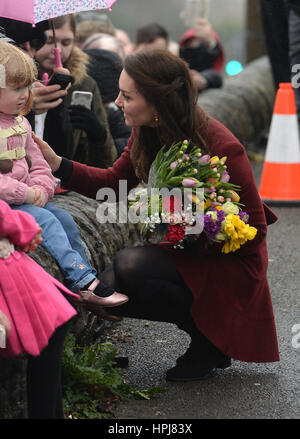 La duchesse de Cambridge quitte après une visite à l'équipe d'intervention de la famille de Caerphilly (FIT) à Caerphilly, Wales où elle a appris à propos de leur travail avec des enfants ayant des difficultés affectives et comportementales, des problèmes de relations familiales et ceux qui ont ou qui sont susceptibles d'automutilation. Banque D'Images