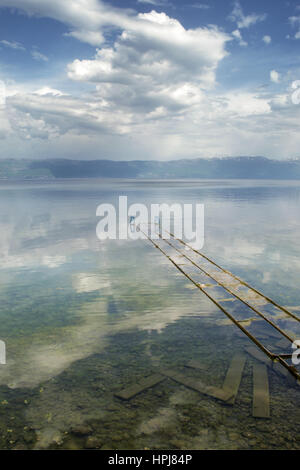 Oublie l'ancien dock, fixant en ruines dans le lac Banque D'Images