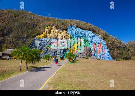 Pinar del Rio, Cuba - Janvier 25,2017 : murale de la Préhistoire, une fresque géante peinte sur une falaise dans la région de Vinales Cuba. L.G. Comprét hension Morillo Banque D'Images