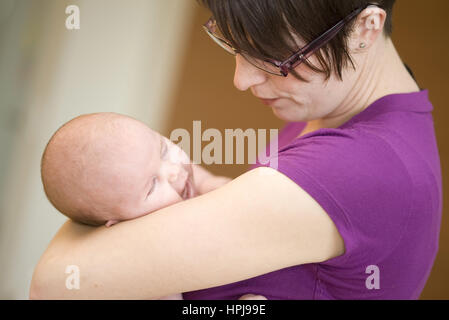 Mutter mit Baby im Arm - mother with baby Banque D'Images