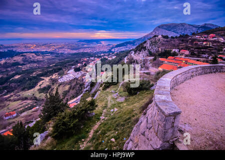 Vue aérienne du château surplombant la ville de Split, Croatie Europe. Banque D'Images