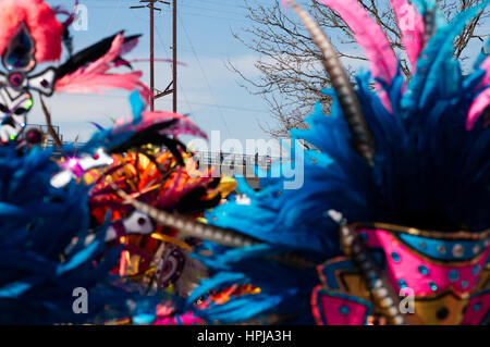 Les badauds regarder le défilé du Mardi Gras Mummer par mars sur la rue principale de Manayunk, dans le nord-ouest de Philadelphie, PA, le 18 février, 2017 Banque D'Images