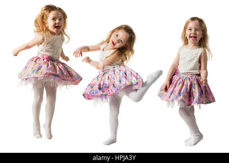 Cute little girl jumping with joy isolé sur fond blanc Banque D'Images