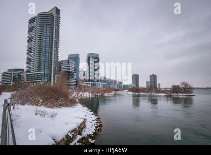 Mimico Lake Shore Blvd W, à Toronto (Ontario) dans la neige. Un petit skyline sur son propre en cours en raison de condos le développement dans la période récente. Banque D'Images