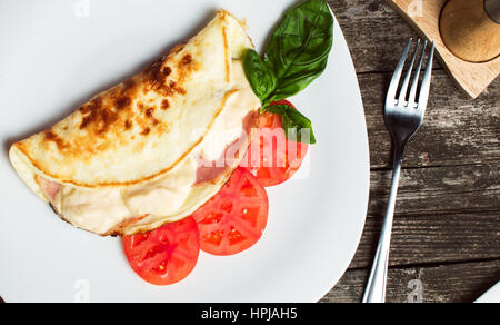 Omelette repliée avec fromage et jambon pour le petit déjeuner Banque D'Images