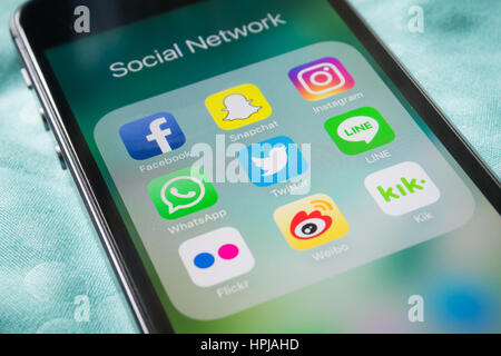 Bangkok, Thaïlande - 22 Février, 2017 : Apple iPhone5s montrant l'écran avec des applications de réseaux sociaux populaires. Banque D'Images