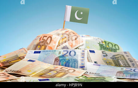 Le drapeau national du Pakistan bloque dans une pile de billets européens.(série) Banque D'Images