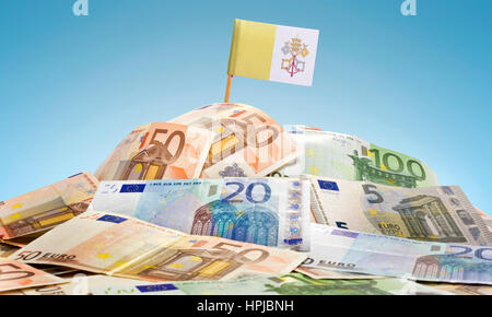 Le drapeau national du Vatican collant dans une pile de billets européens.(série) Banque D'Images