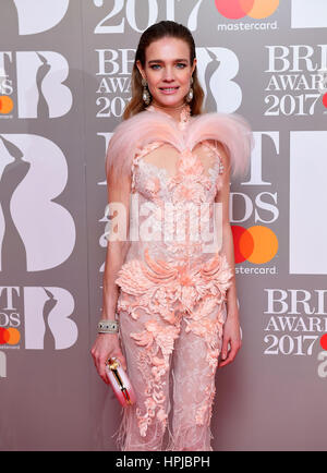 Natalia Vodianova participant à la Brit Awards à l'O2 Arena, Londres. Banque D'Images