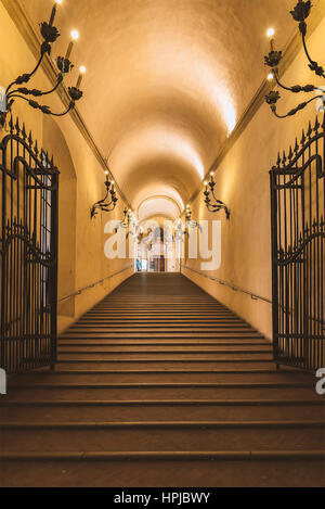 Image de grand et le grand escalier intérieur dans l'ancien bâtiment à Bologne, en Italie. Banque D'Images