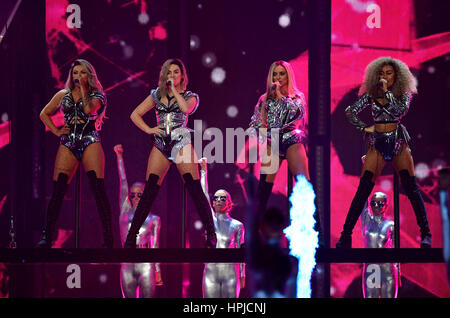 Peu de mélange Perrie Edwards, intangible States, Leigh-Anne Pinnock et Nelson Thirlwall Jade sur scène lors des Brit Awards à l'O2 Arena, Londres. Banque D'Images
