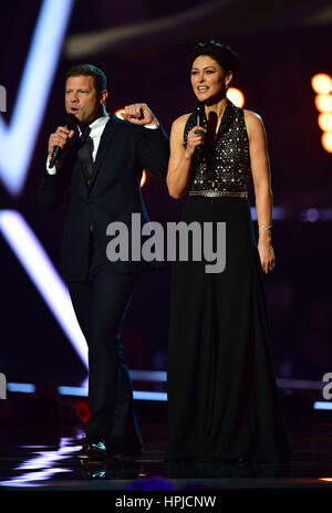 Les présentateurs Emma Willis et Dermot O'Leary sur scène à la Brit Awards à l'O2 Arena, Londres. Banque D'Images