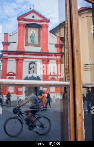 Reflet dans une fenêtre, l'église de Saint Jean Baptiste et saint Jean l'Evangéliste,7 Jana street, Old Town, Cracovie, Pologne Banque D'Images