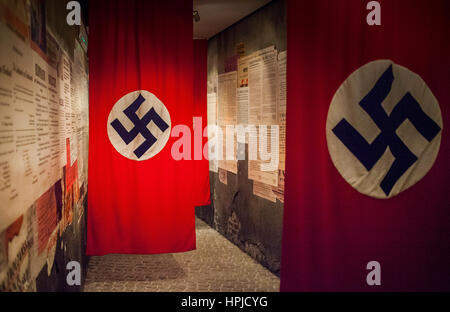 L'Oskar Schindler ancienne manufacture musée. Drapeau nazi et affiches datant de l'invasion allemande de la Pologne le 1er septembre 1939, exposition consacrée à Crac Banque D'Images