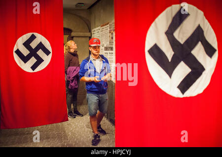 L'Oskar Schindler ancienne manufacture musée. Drapeau nazi et affiches datant de l'invasion allemande de la Pologne le 1er septembre 1939, exposition consacrée à Crac Banque D'Images
