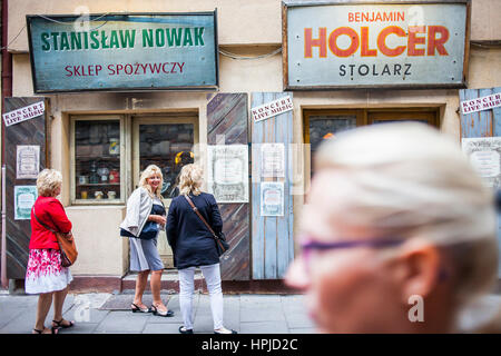 Vieux juif, enseignes de boutiques dans la rue Szeroka, au quartier juif historique de Kazimierz, Cracovie, Pologne. Banque D'Images