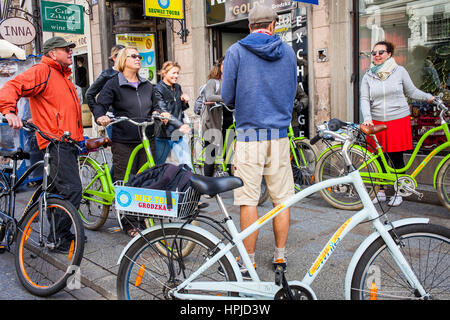 Les touristes, les cyclistes en place du marché, de la vieille ville, Cracovie, Pologne Banque D'Images
