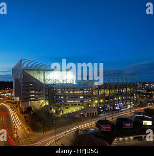 Un crépuscule vue sur St James' Park stade de football de Newcastle-upon-Tyne, Tyne et Wear, Angleterre, Royaume-Uni, Europe Banque D'Images