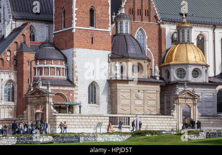 La Cathédrale et la chapelle de Sigismond dans le cadre du Château Royal de Wawel, Cracovie, Pologne Banque D'Images