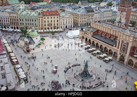 Place du Marché Rynek Główny, à partir de la Basilique Sainte-Marie, Kraków, Pologne Banque D'Images