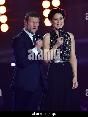 Les présentateurs Emma Willis et Dermot O'Leary sur scène à la Brit Awards à l'O2 Arena, Londres. Banque D'Images