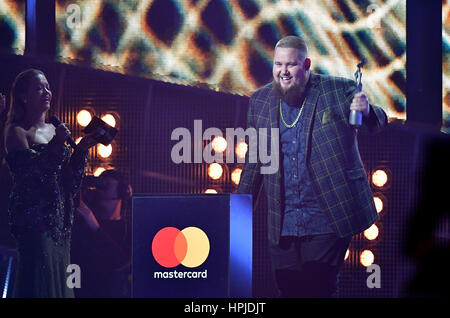 Rag'n'Bone Man aka Rory Graham avec son meilleur British Breakthrough Award sur scène à la Brit Awards à l'O2 Arena, Londres. Banque D'Images