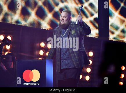 Rag'n'Bone Man aka Rory Graham avec son meilleur British Breakthrough Award sur scène à la Brit Awards à l'O2 Arena, Londres. Banque D'Images