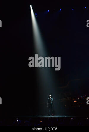 Coldplay Chris Martin effectue un hommage à George Michael sur scène à la Brit Awards à l'O2 Arena, Londres. Banque D'Images