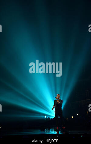 Coldplay Chris Martin effectue un hommage à George Michael sur scène à la Brit Awards à l'O2 Arena, Londres. Banque D'Images