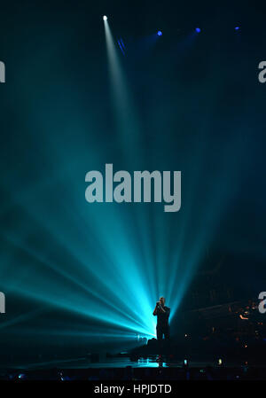 Coldplay Chris Martin effectue un hommage à George Michael sur scène à la Brit Awards à l'O2 Arena, Londres. Banque D'Images