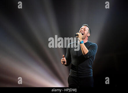 Coldplay Chris Martin effectue un hommage à George Michael sur scène à la Brit Awards à l'O2 Arena, Londres. Banque D'Images