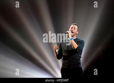 Coldplay Chris Martin effectue un hommage à George Michael sur scène à la Brit Awards à l'O2 Arena, Londres. Banque D'Images