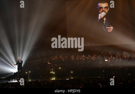 Coldplay Chris Martin effectue un hommage à George Michael sur scène à la Brit Awards à l'O2 Arena, Londres. Banque D'Images