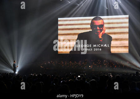 Coldplay Chris Martin effectue un hommage à George Michael sur scène à la Brit Awards à l'O2 Arena, Londres. Banque D'Images