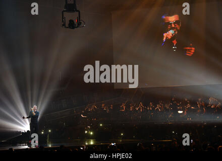 Coldplay Chris Martin effectue un hommage à George Michael sur scène à la Brit Awards à l'O2 Arena, Londres. Banque D'Images