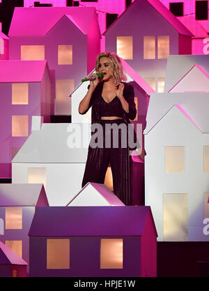 Katy Perry sur scène lors des Brit Awards à l'O2 Arena, Londres. Banque D'Images