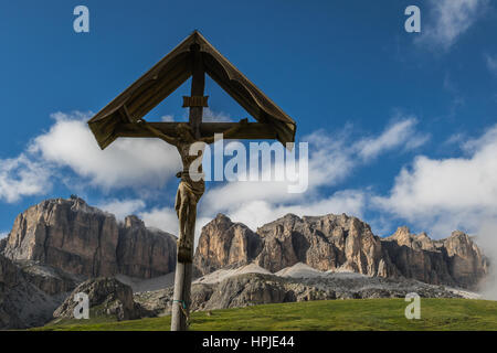 Croix crucifix en bois Groupe Sella avec montagnes en arrière-plan, Dolomites, Italie Banque D'Images