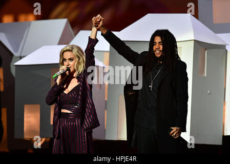 Katy Perry sur scène lors des Brit Awards à l'O2 Arena, Londres. Banque D'Images