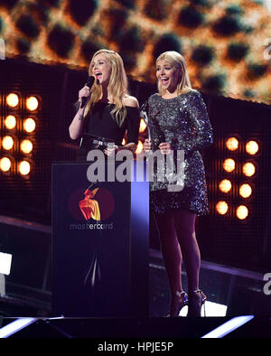 Fearne Cotton et Holly Willoughby sur scène à la Brit Awards à l'O2 Arena, Londres. Banque D'Images