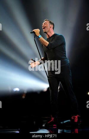 Coldplay Chris Martin effectue un hommage à George Michael sur scène à la Brit Awards à l'O2 Arena, Londres. Banque D'Images