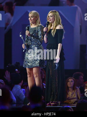 Fearne Cotton et Holly Willoughby sur scène à la Brit Awards à l'O2 Arena, Londres. Banque D'Images